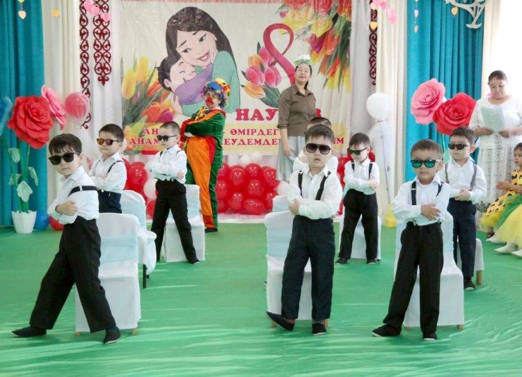 "Қарлығаш" ересек тобының 8- наурыз Халықаралық әйелдер күніне арналған мерекелік ертеңгілігі.